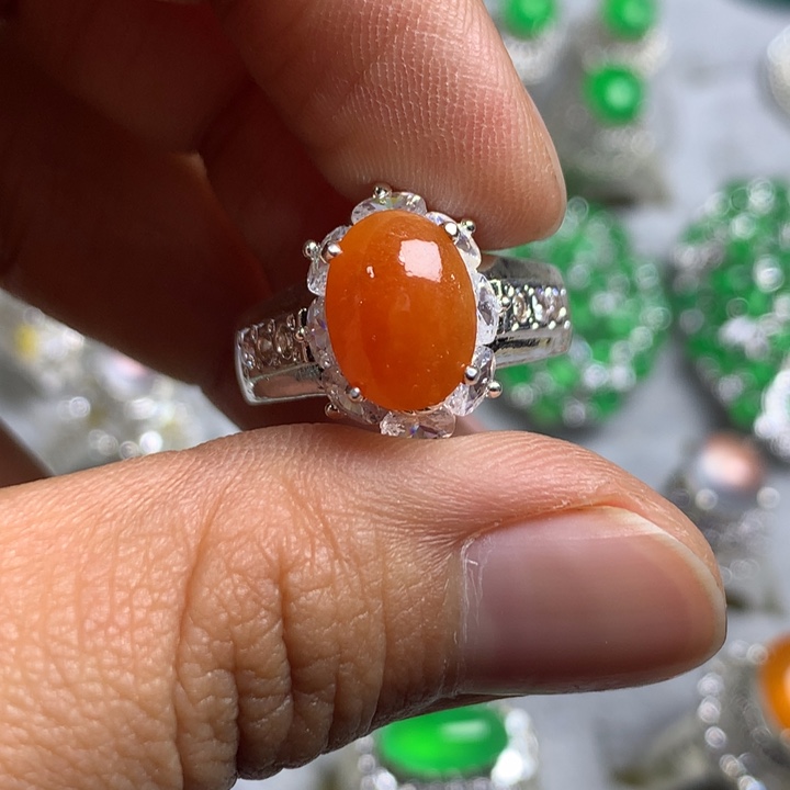 翡翠未镶嵌戒指铜托，卖裸石，需要二次镶嵌