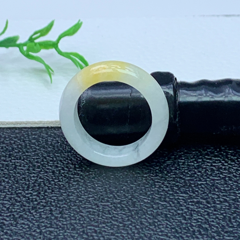 缅甸天然A货翡翠  飘黄翡素面戒指 内径 16.3mm 编号825
