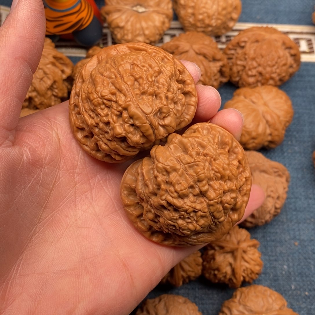 文玩核桃把件49桃心官帽