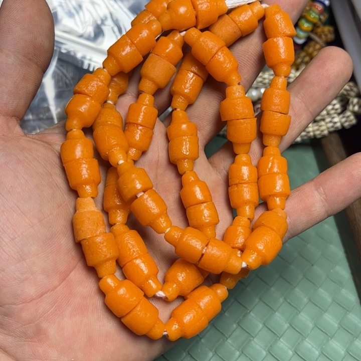 颈饰玻璃2094。半条