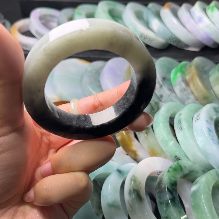 定制翡翠未镶嵌翡翠手镯