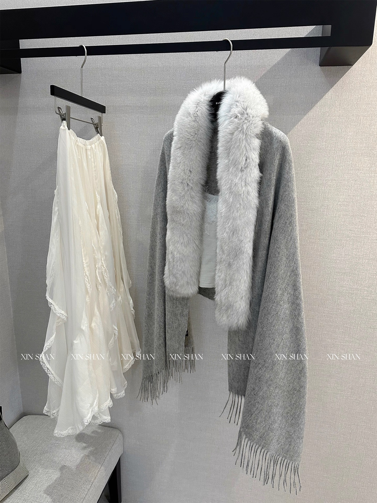 新山 XINSHAN 毛领拼接斗篷披肩名媛气质高级感温柔风百搭外套女