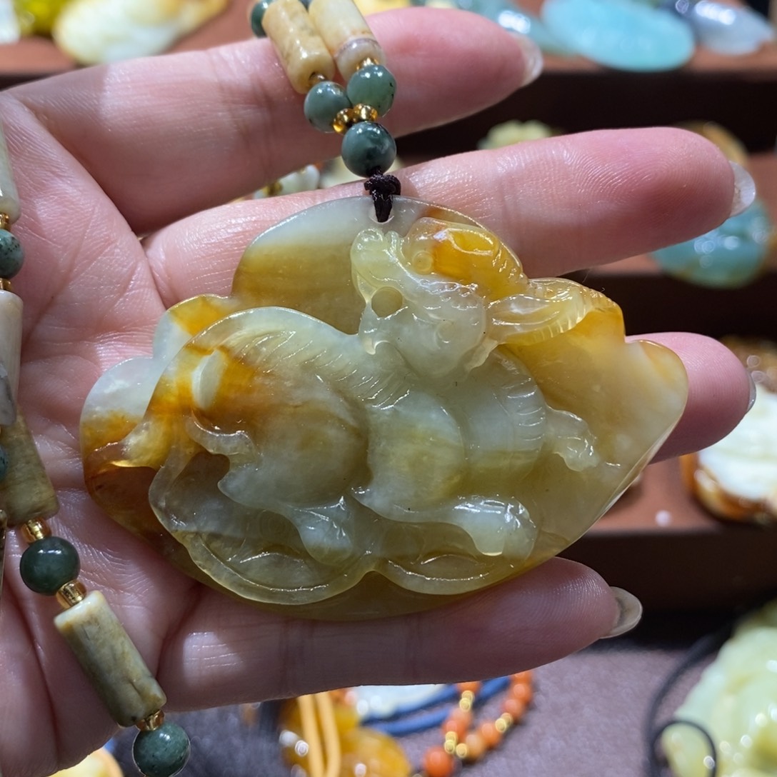 蛇纹石玉未镶嵌颈饰