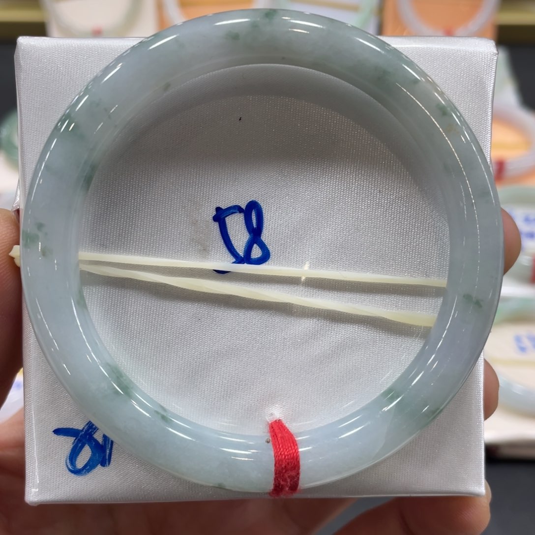 翡翠手镯未镶嵌翡翠手镯