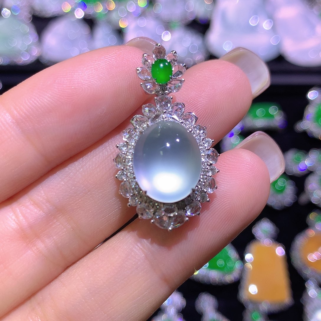 翡翠18K金镶嵌颈饰玻璃种炸光