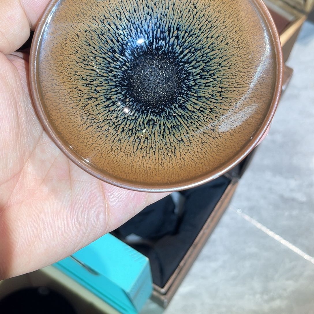 茶盏上***球滴滴答答滴滴答答