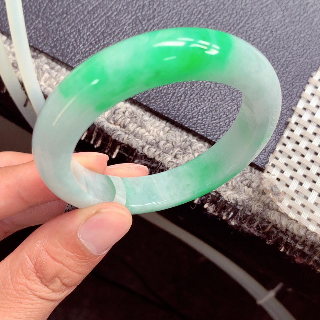 翡翠手镯未镶嵌怡**莉缅甸