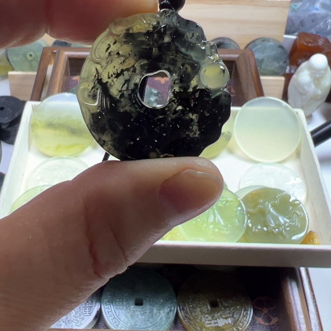 蛇纹石玉未镶嵌颈饰挂坠