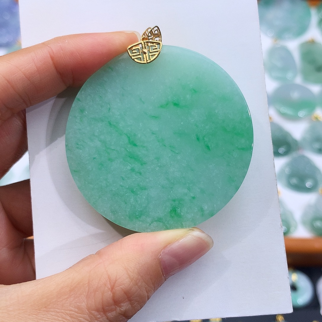 翡翠18K金镶嵌颈饰翡翠吊坠