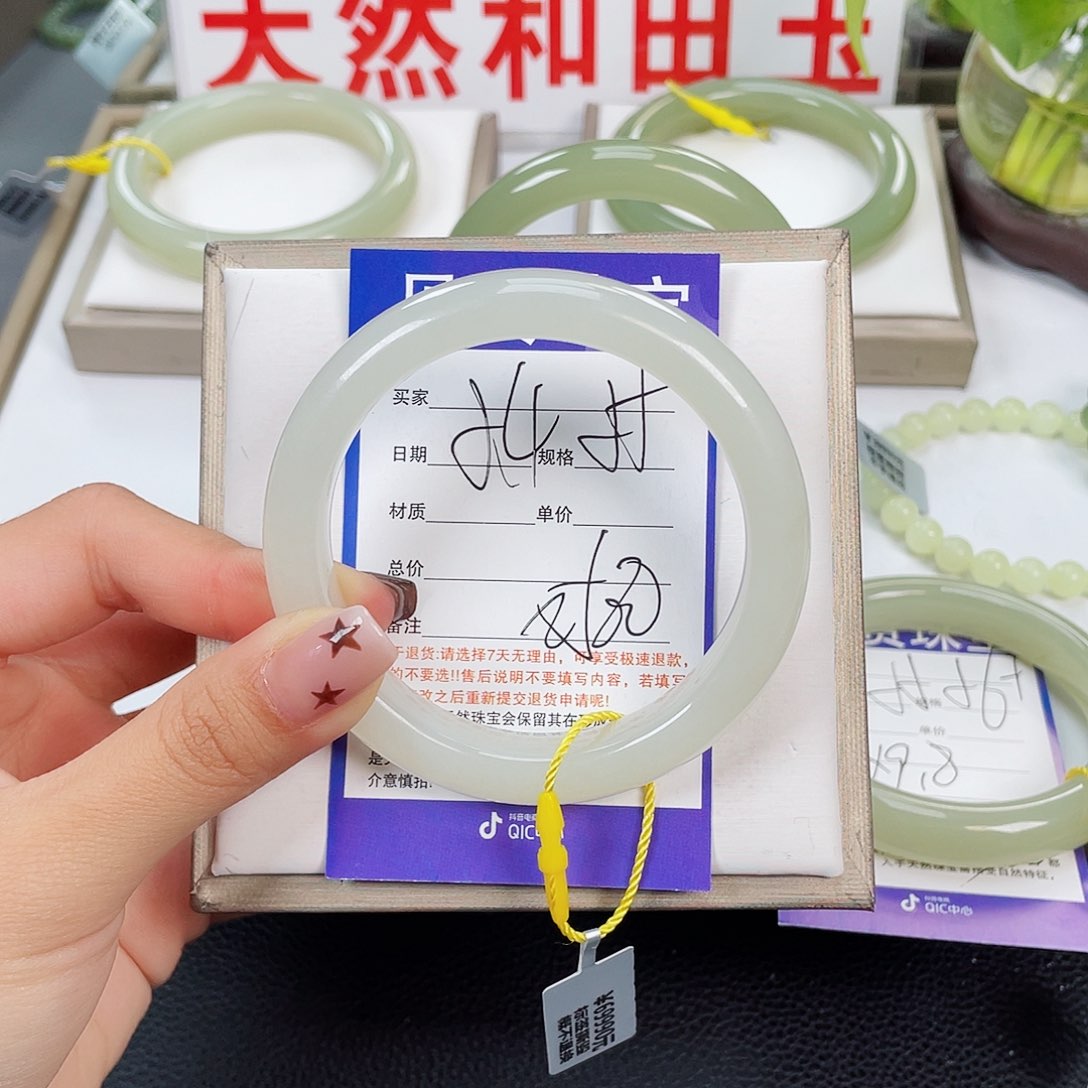 和田玉手镯未镶嵌