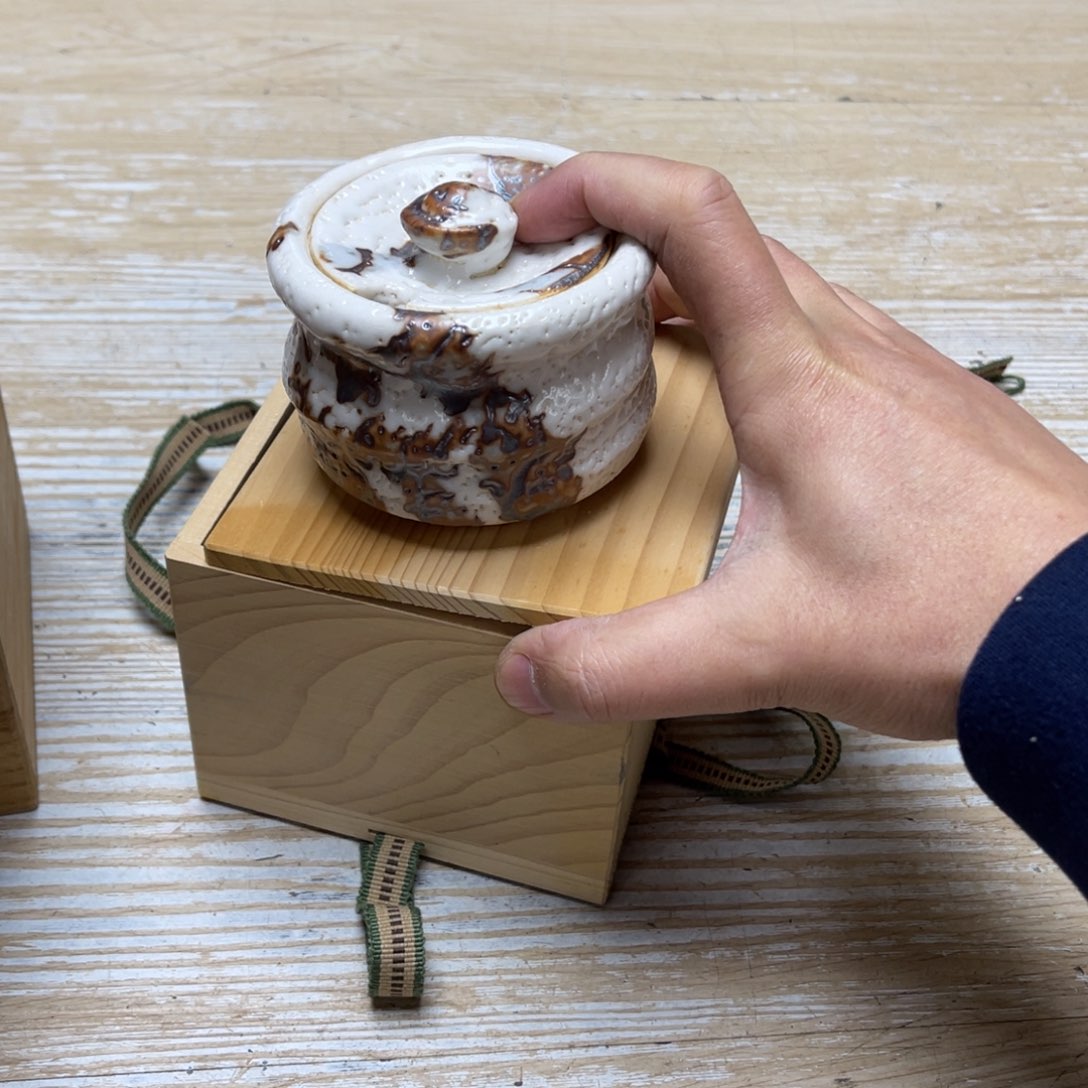 瓷片诚*贵密密麻麻地排列着一个