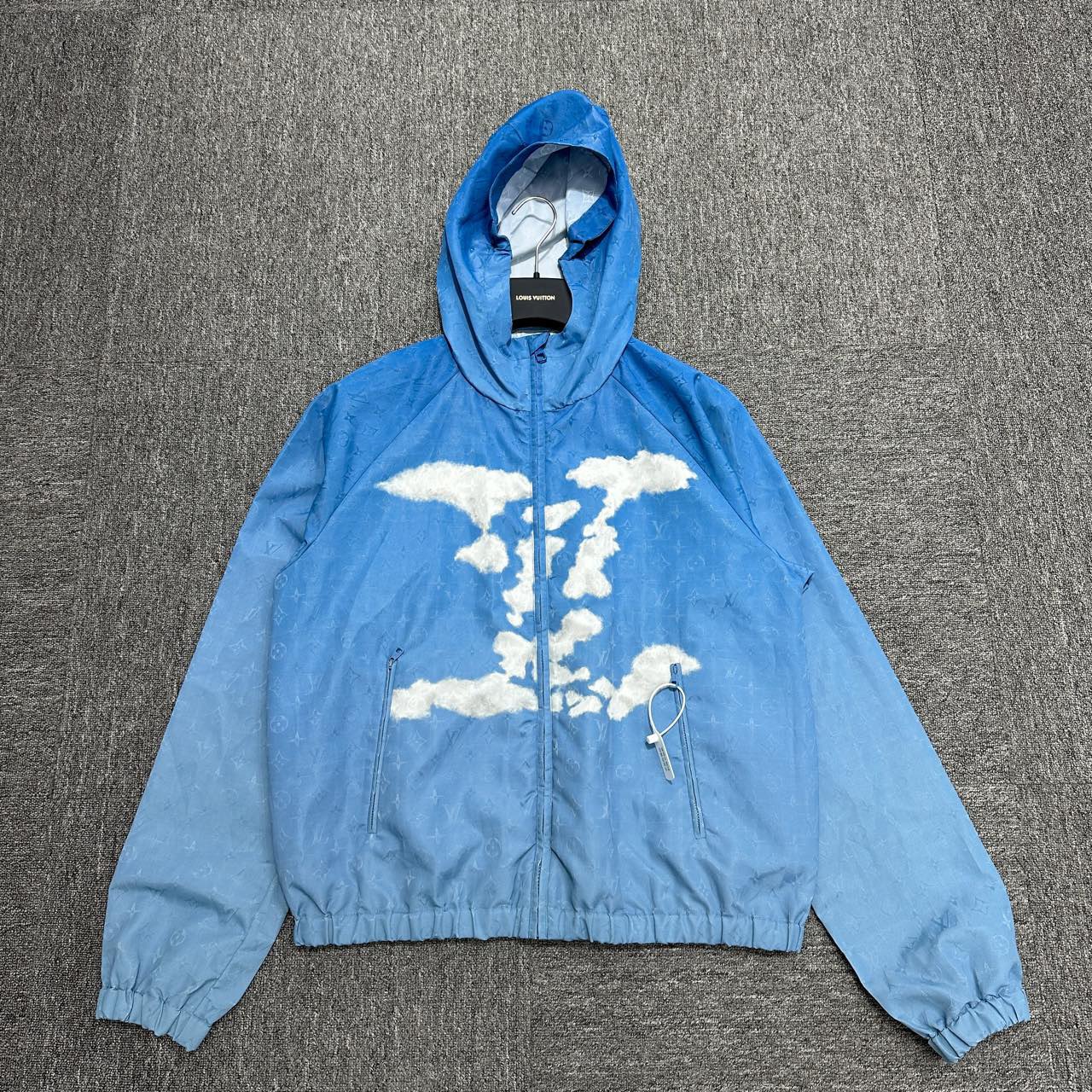 99新 LouisVuitton/路易威登 蓝天白云 冲锋衣/52码/05079