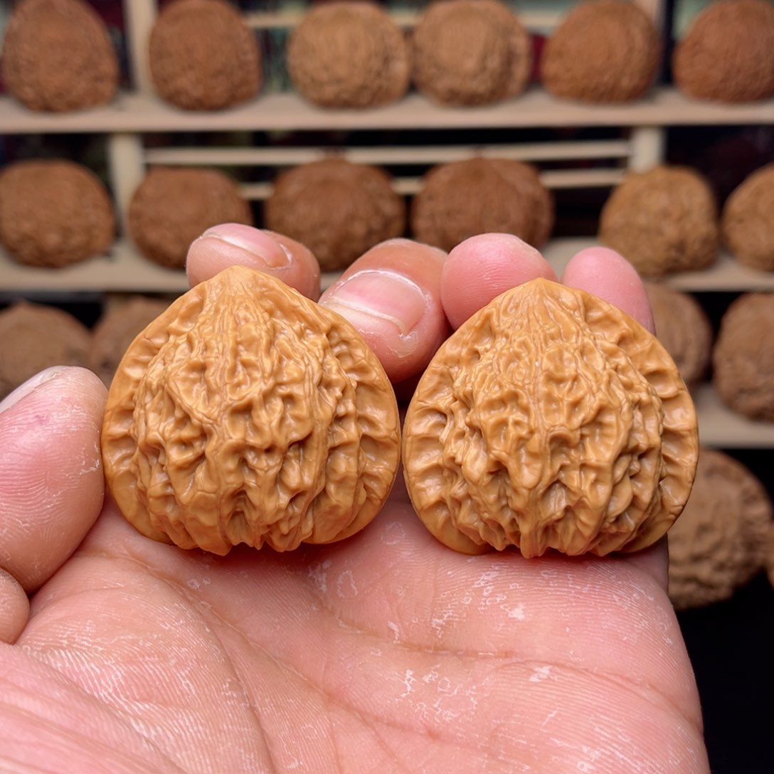 文玩核桃把件文玩核桃把件40尺金牛