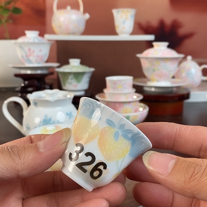 草莓釉下手绘品茗杯