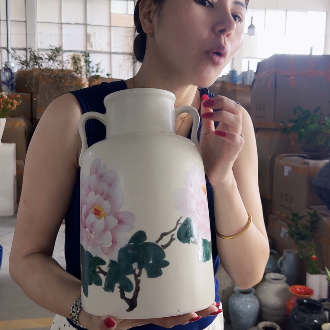 景德镇陶瓷艺术花瓶手绘