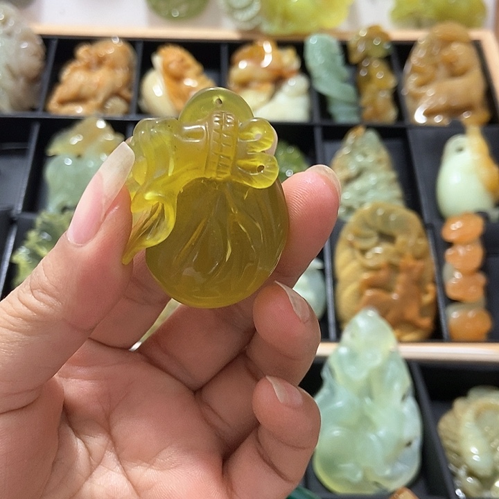 未镶嵌蛇纹石玉挂件