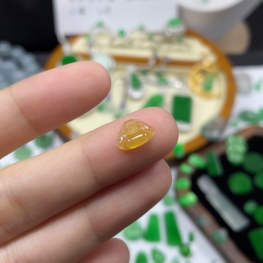 翡翠未镶嵌颈饰佛公