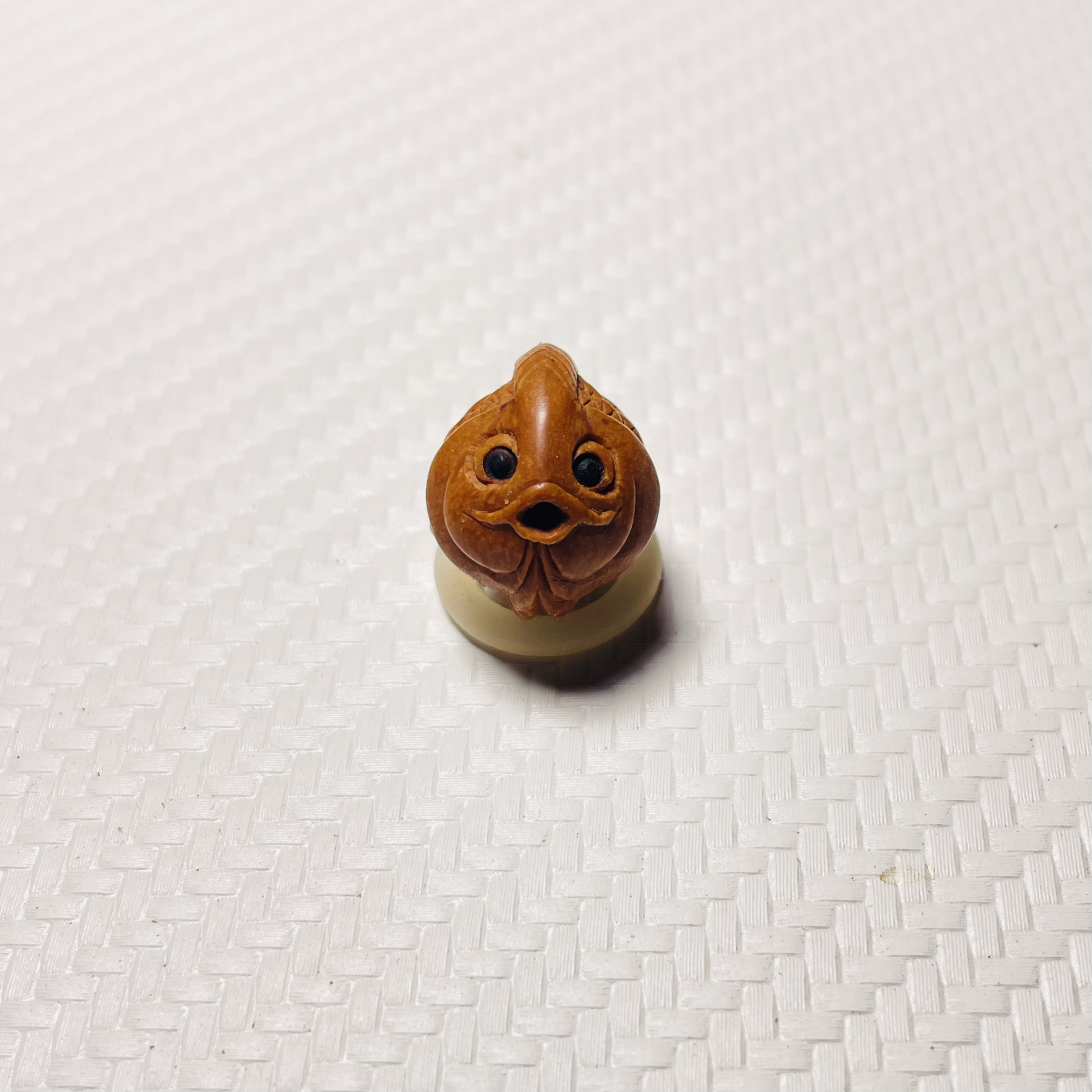 龙纹桃核手工雕刻，胖锦鲤