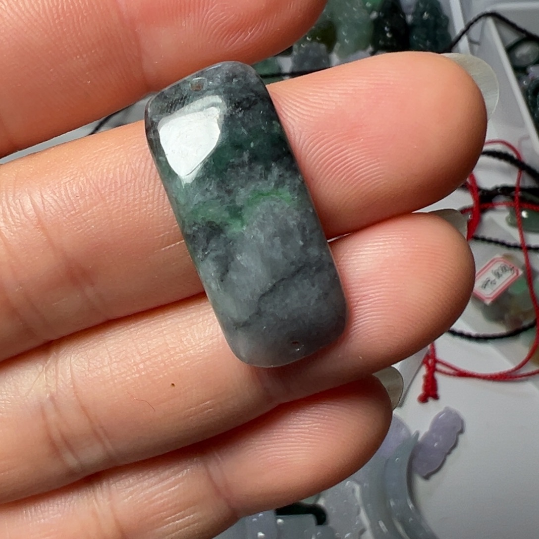 翡翠未镶嵌颈饰两头孔乌鸡带绿手牌一个68块