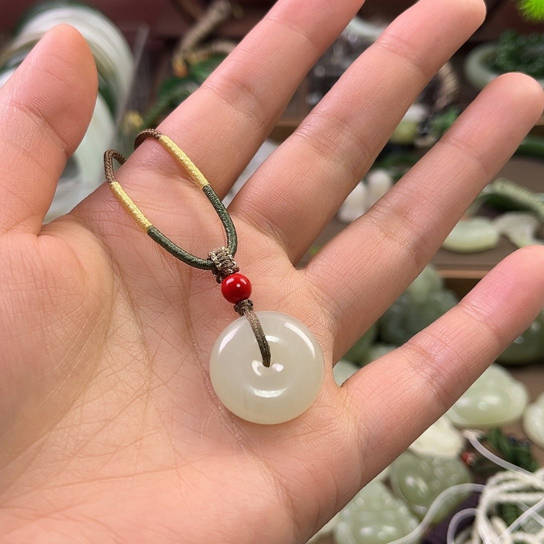 和田玉吊坠(赠链)未镶嵌从****子