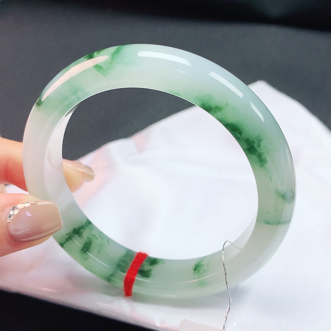 翡翠手镯未镶嵌60圈