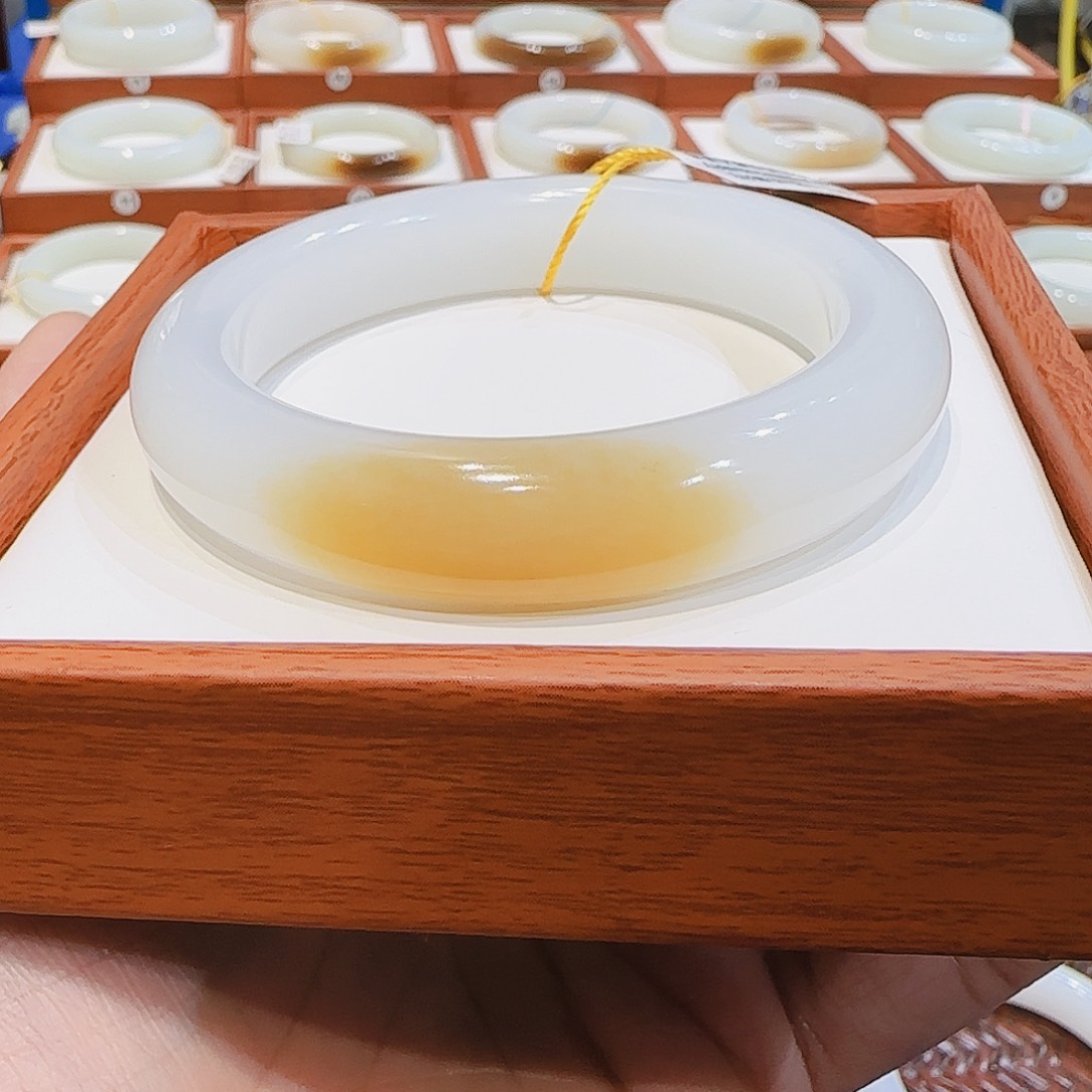 和田玉未镶嵌手镯