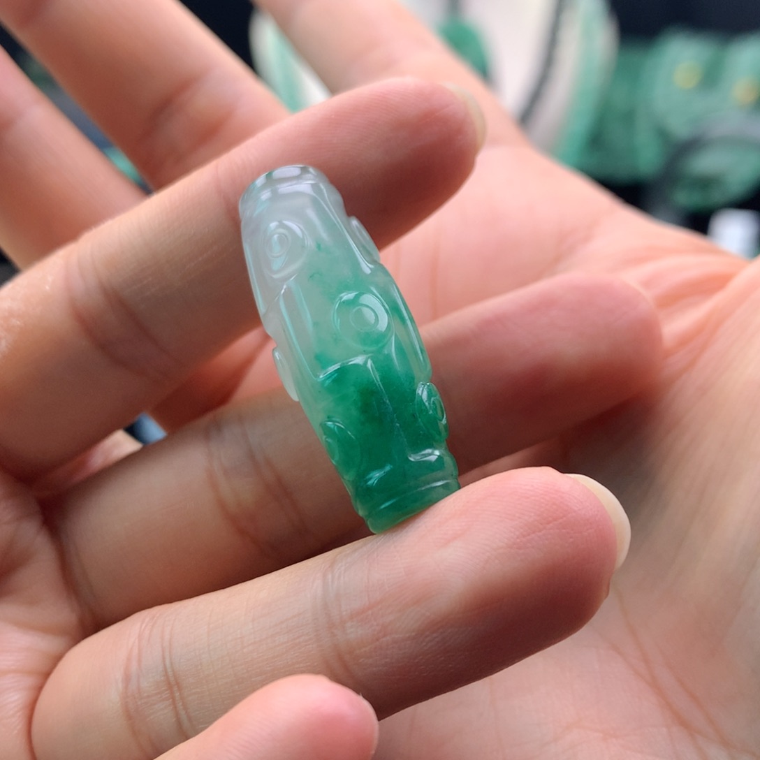 颈饰未镶嵌石英质玉尚**饰