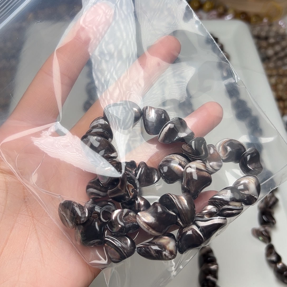 出***喽玛瑙/玉髓合金珠宝半成品Y40。天然黑金贝随形一条