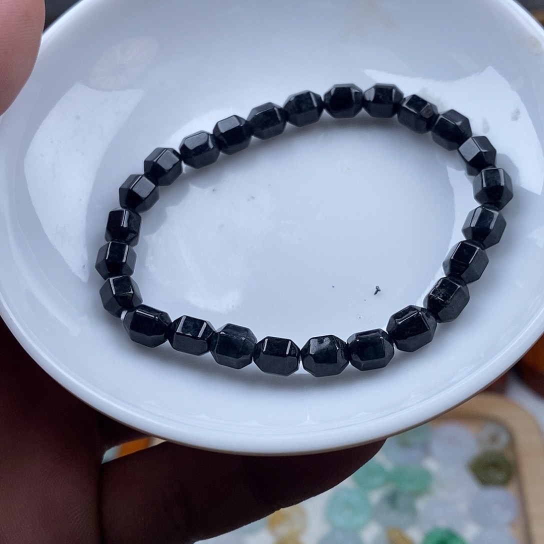 翡翠颈饰未镶嵌六角手串