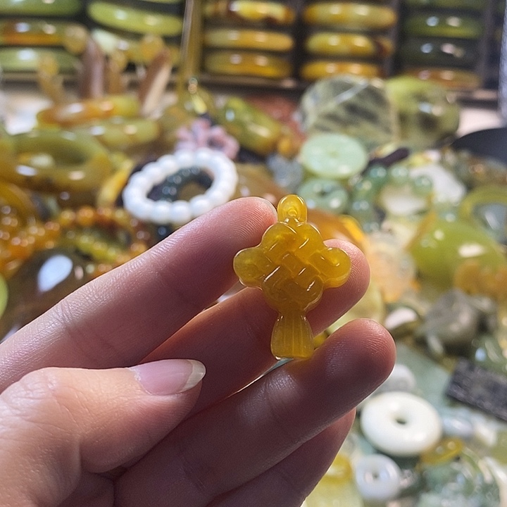 蛇纹石玉未镶嵌颈饰
