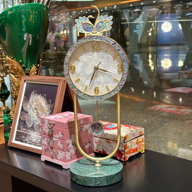 【摩登良品】新中式黄铜贝壳镶嵌璀璨孔雀开屏客厅时尚摆钟时间装饰