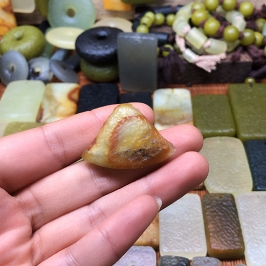 岫玉未镶嵌颈饰岫