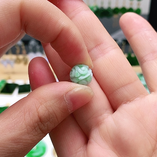 翡翠未镶嵌颈饰沐**?挂件