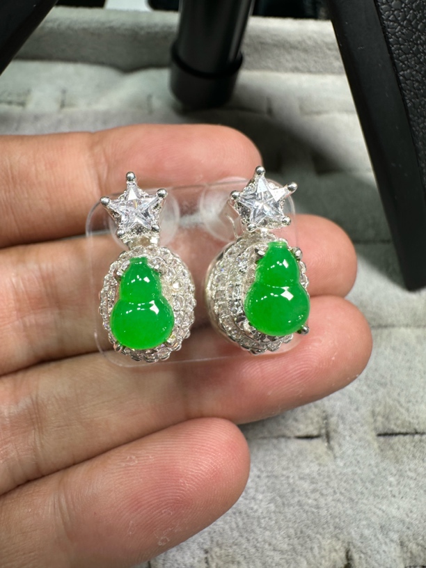 缅甸翡翠阳绿葫芦耳钉铜托