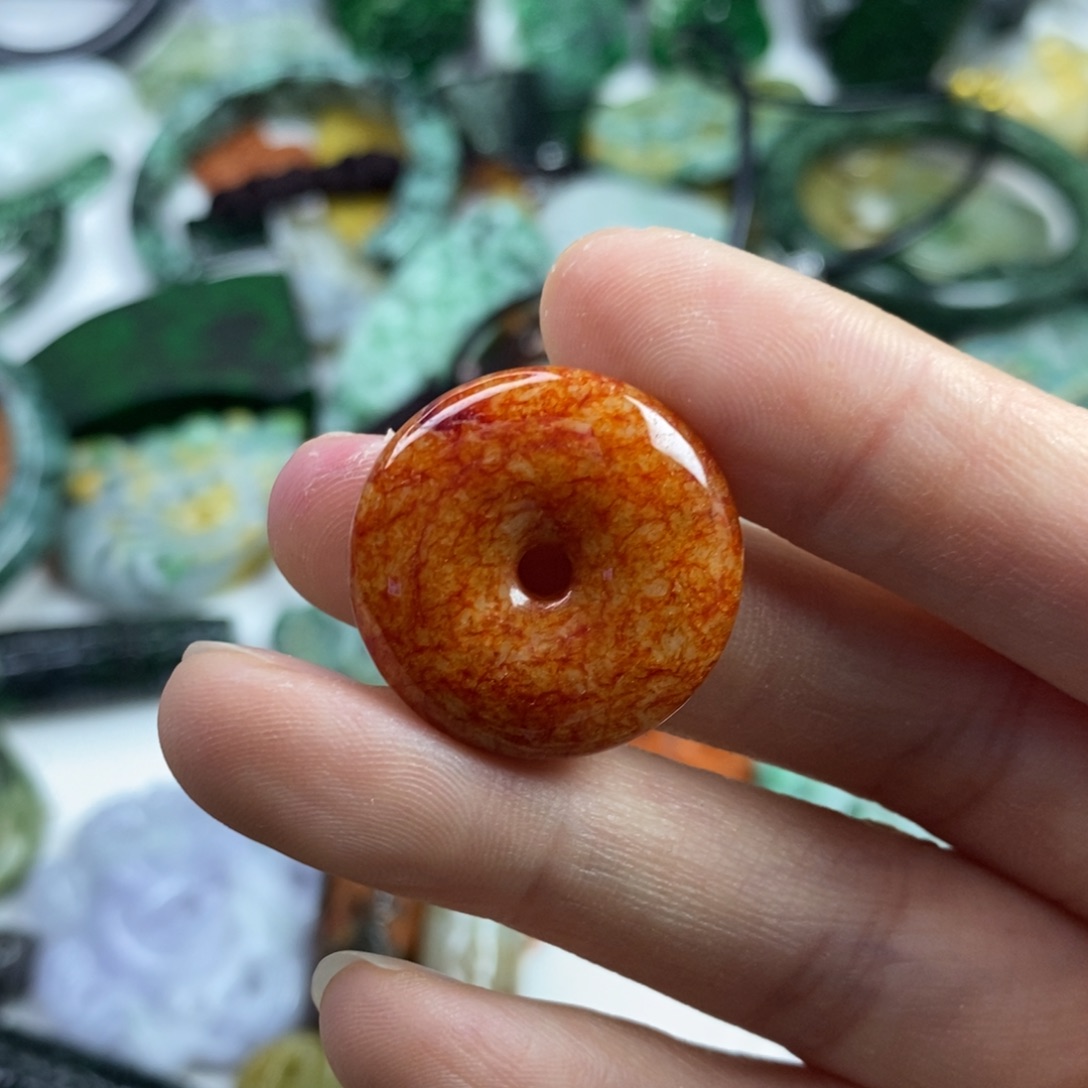 翡翠颈饰未镶嵌是****）