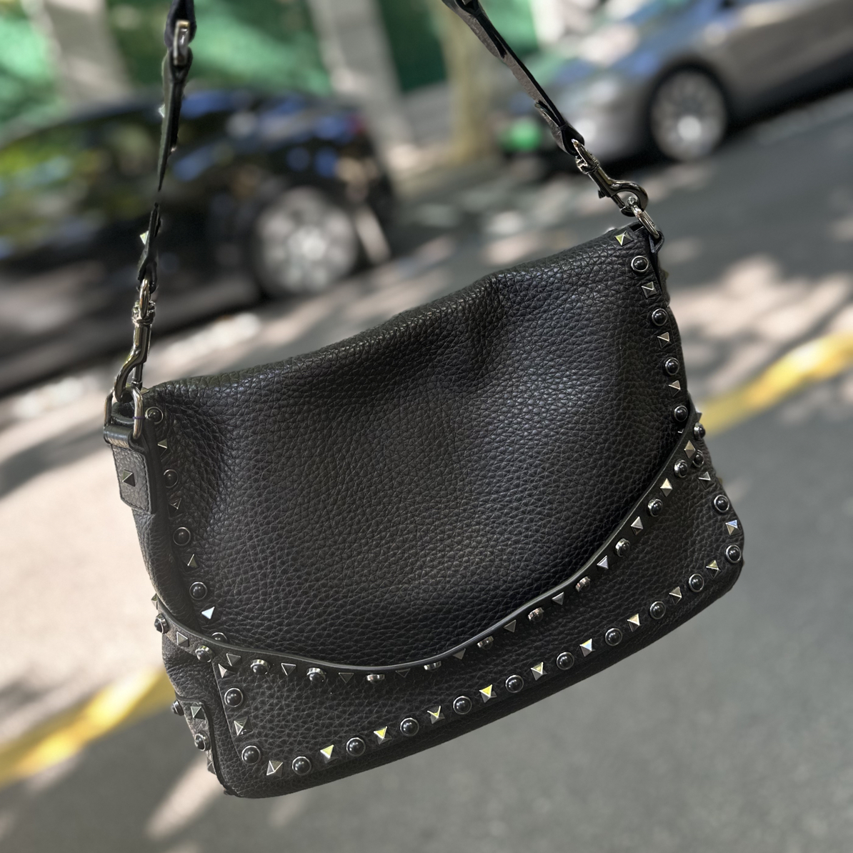 95新 Valentino/华伦天奴 怪怪 黑色铆钉斜挎包