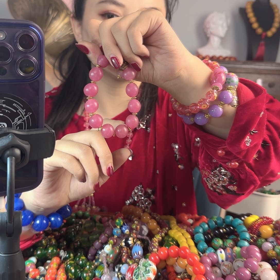 玻璃颈饰l**道老琉璃的故事是一个人的故事吗我