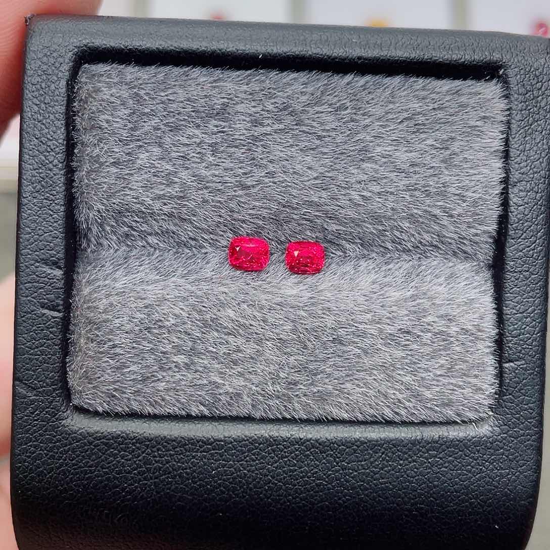 尖晶石裸石未镶嵌0.69克拉一对无烧绝地武士