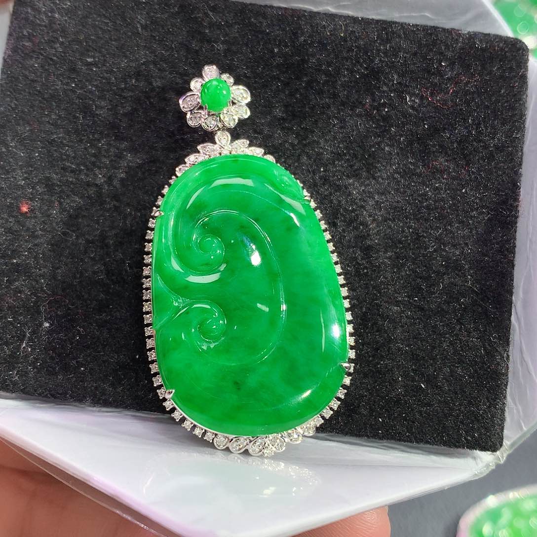 翡翠吊坠(赠链)18K金镶嵌