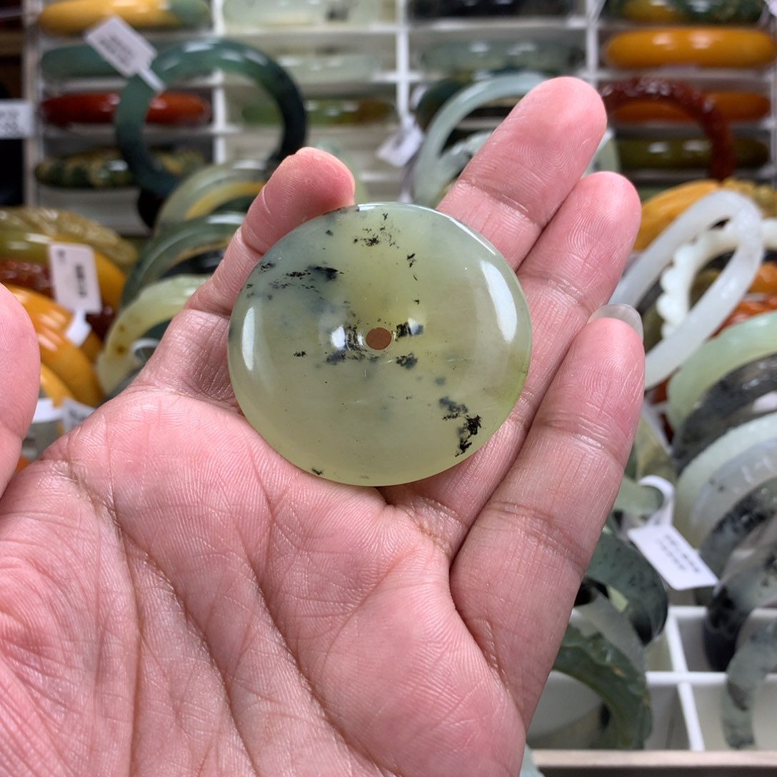 蛇纹石玉颈饰未镶嵌