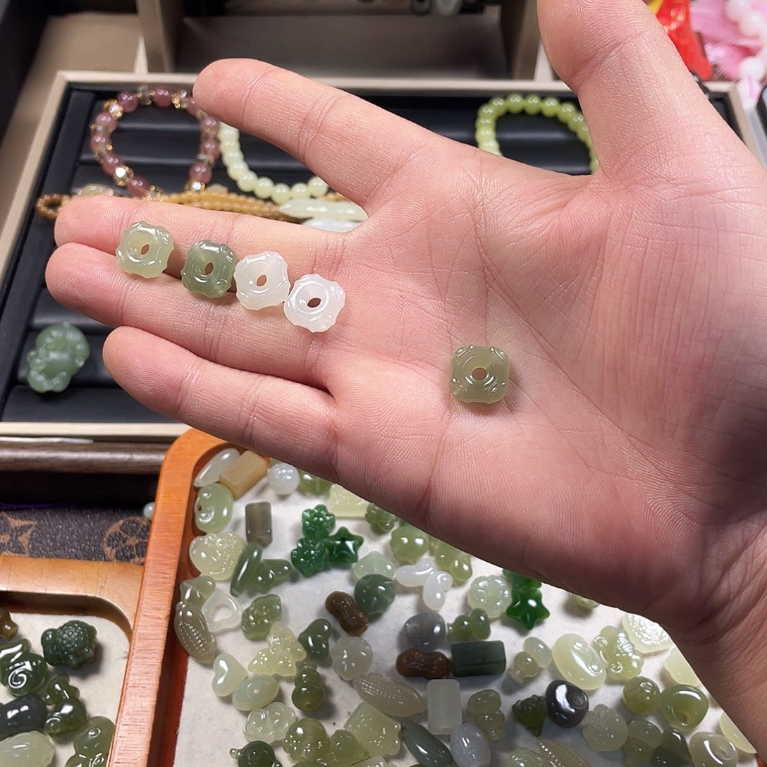 貝***貝和田玉未镶嵌颈饰