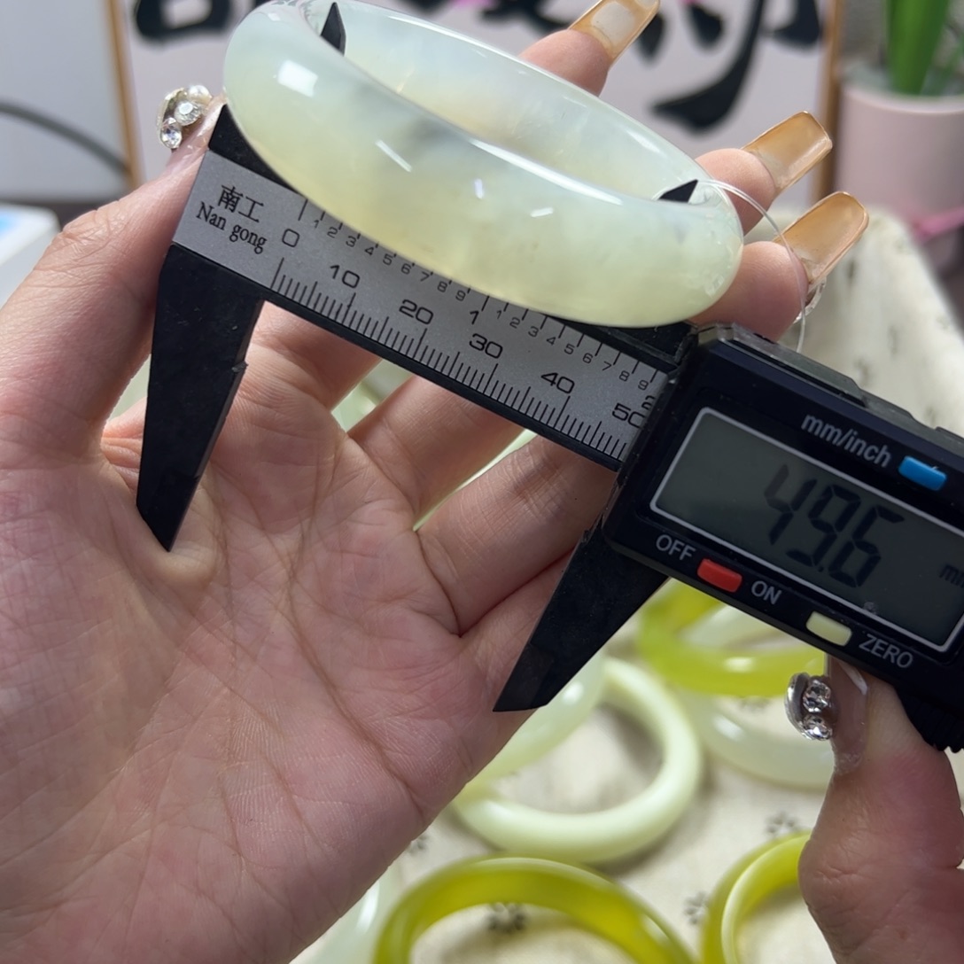 蛇纹石玉手镯未镶嵌240瑕疵