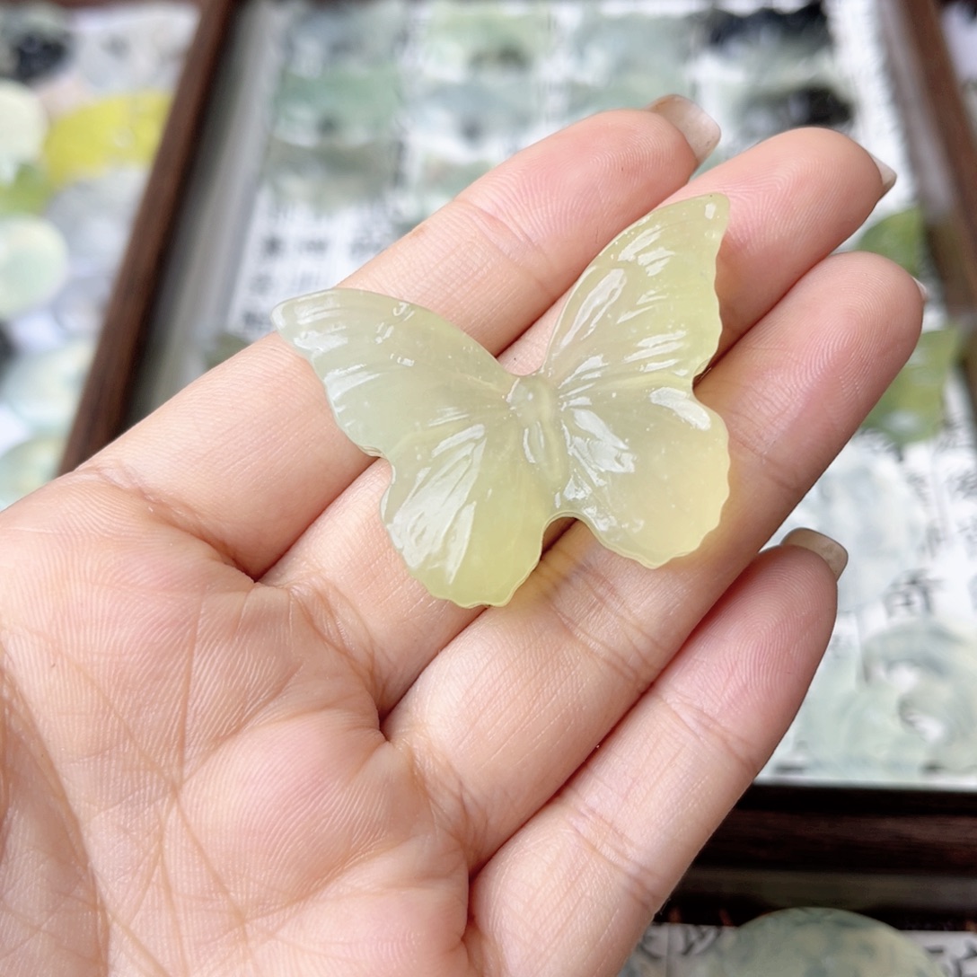 ****未镶嵌蛇纹石玉颈饰