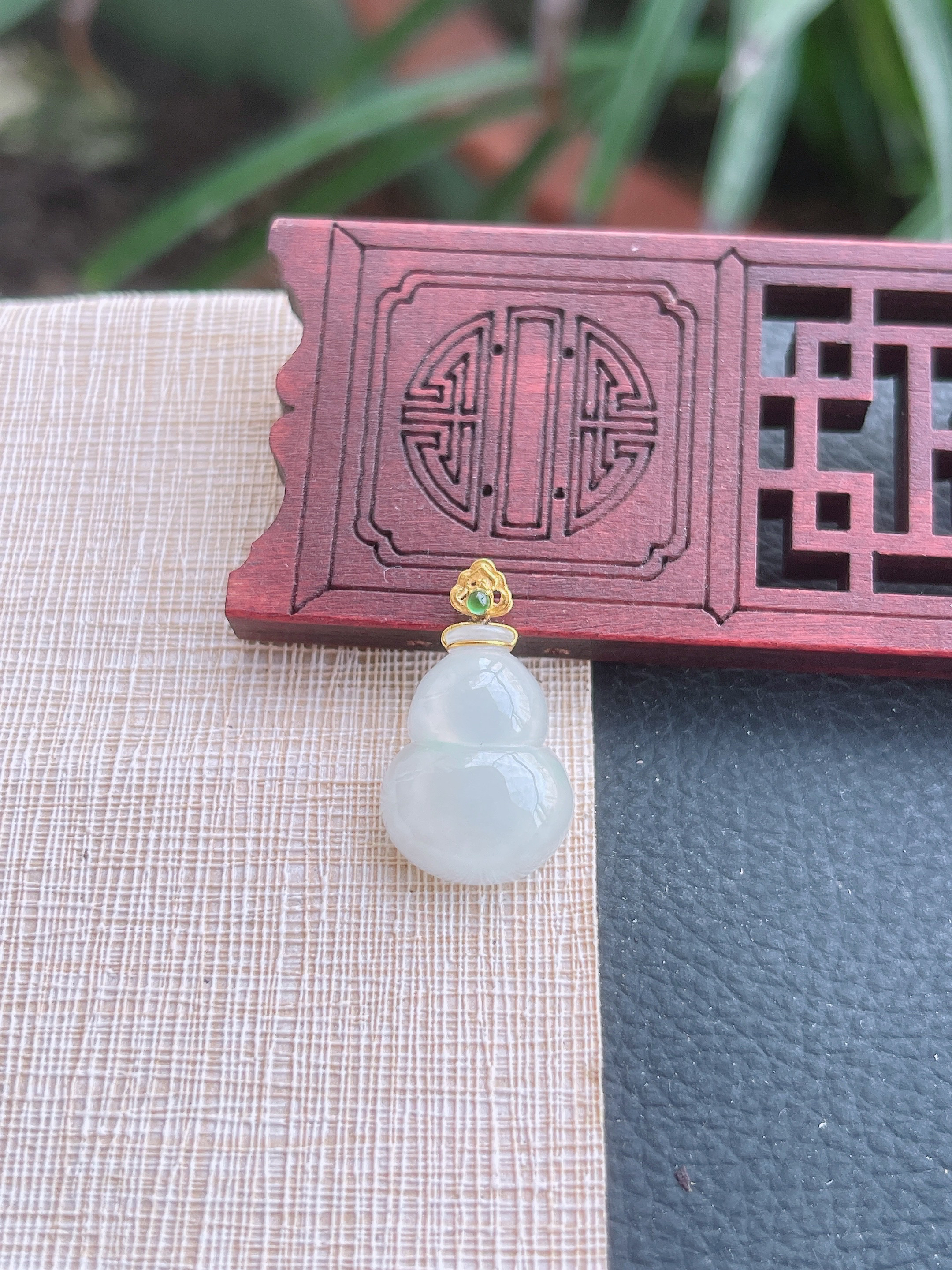 天然缅甸翡翠A货.冰润胶感浅绿白月光葫芦吊坠.尺寸19.2-14.4-6.3