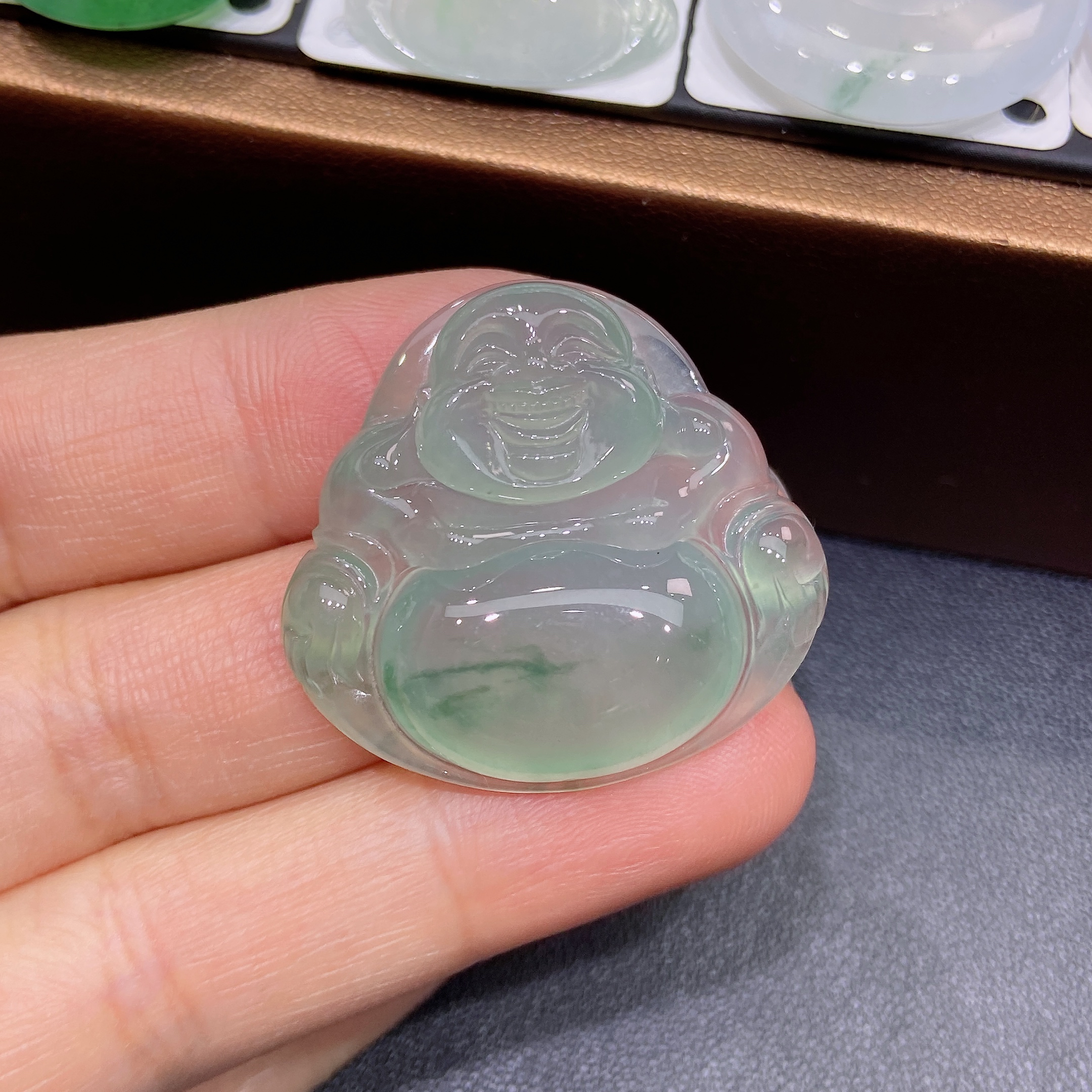 缅甸天然A货翡翠，正冰种晴底飘花佛公吊坠，精美时尚百搭颈饰款M