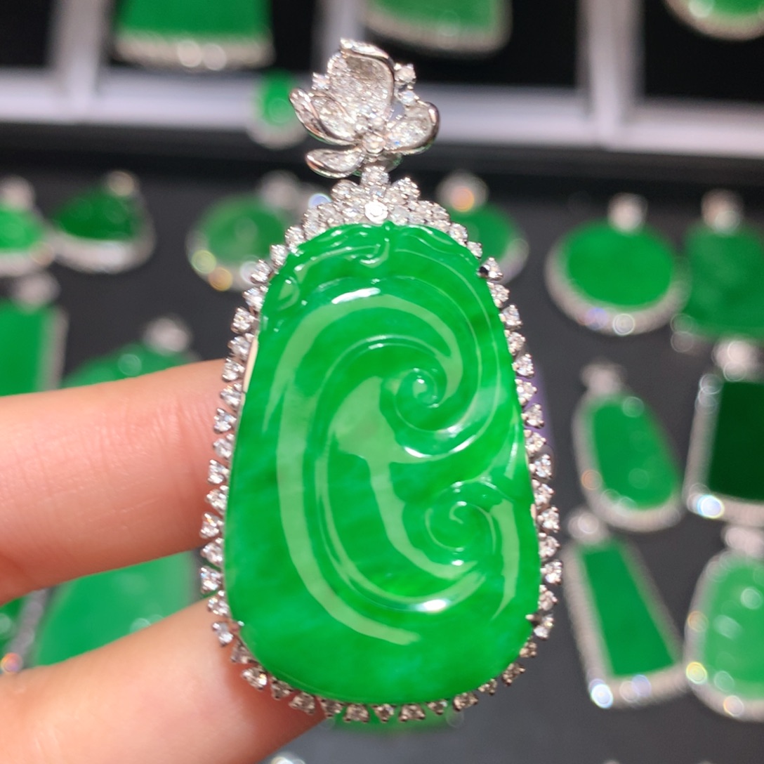 翡翠颈饰18K金镶嵌翡翠