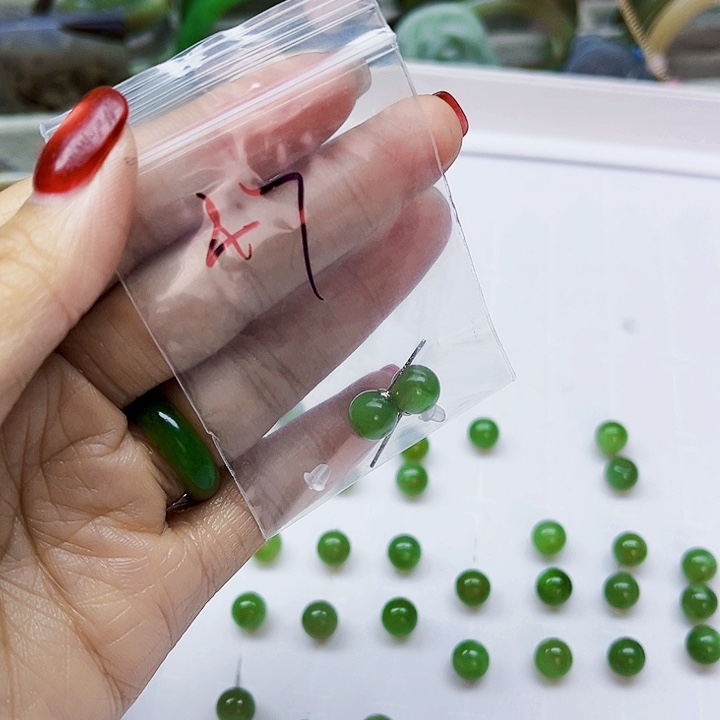 惠***子和田玉（糖玉）未镶嵌珠宝半成品