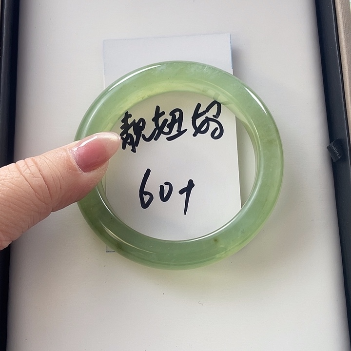 靓***妈蛇纹石玉未镶嵌手镯