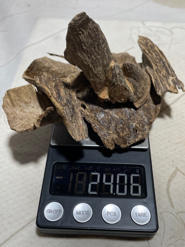 沉香包头包壳24克，天然野产香，半土熟料，背面无腐木，清香干净。