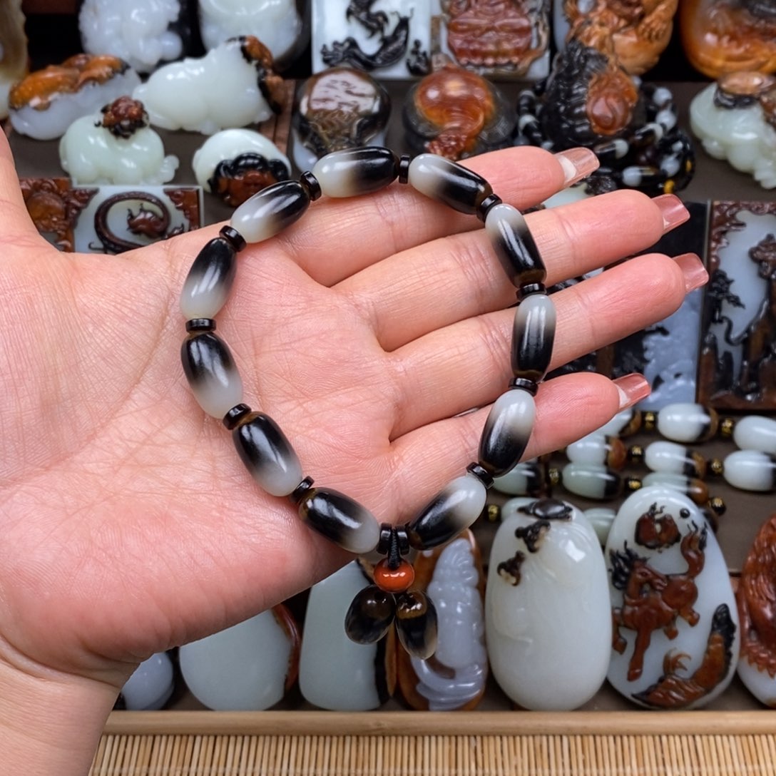 颈饰未镶嵌和田玉红*